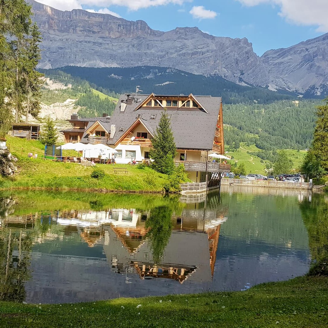 Il lago Sompunt in Val Badia