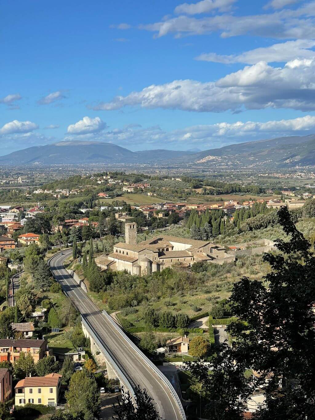 vista sulla chiesa di san ponziano dal giro della rocca spoleto