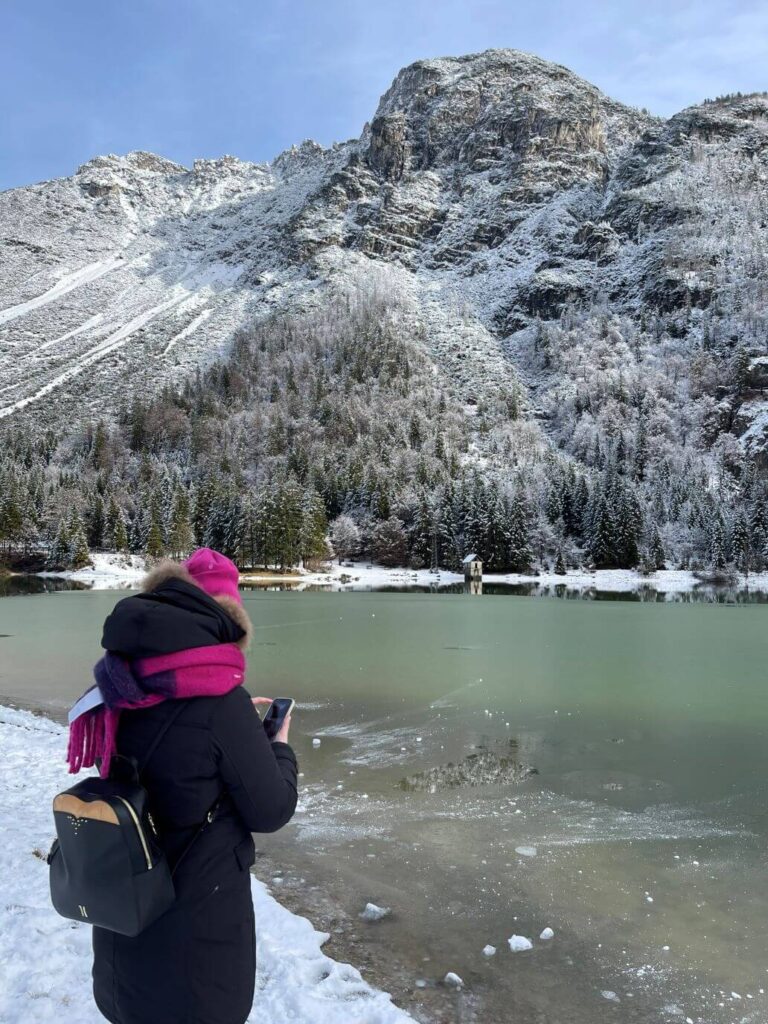 chiara mentre fotografa il lago ghiacciato con la neve